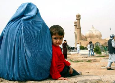 Mujeres borradas: talibanes ordenan a presentadoras de tv a cubrirse el rostro cuando estén al aire