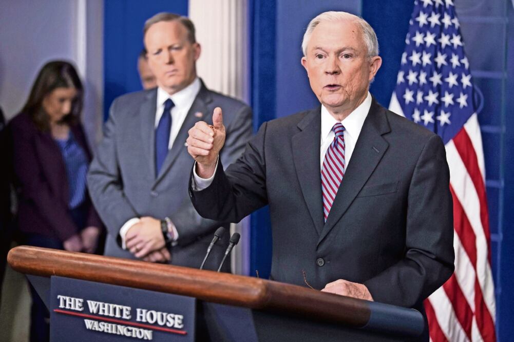 El portavoz de la Casa Blanca, Sean Spicer (izq.), y el fiscal general de EU, Jeff Sessions, ayer en una conferencia de prensa en la Casa Blanca, en Washington. (SHAWN THEW. EFE)