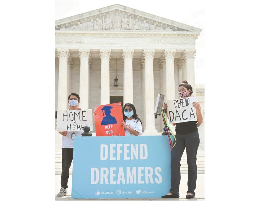 Manifestación. Jóvenes a favor del programa DACA, afuera de la Suprema Corte, en Washington, el pasado 15 de junio. Foto: JIM WATSON. AFP