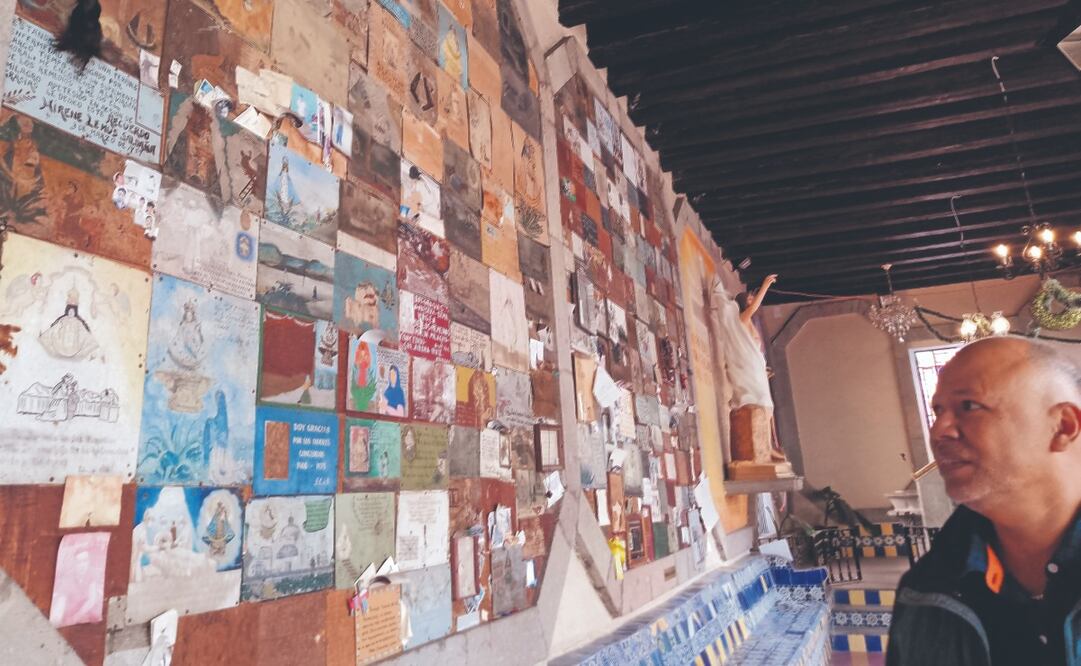 Monseñor Martín Méndez señaló que los exvotos en agradecimiento a milagros concedidos pudieron haberse realizado desde finales del siglo 16, pero no se conservaron. Foto: de Rebeca Jiménez