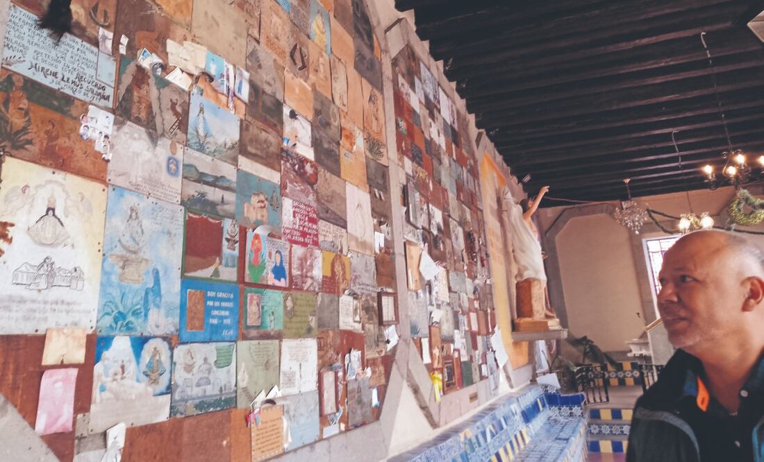 Monseñor Martín Méndez señaló que los exvotos en agradecimiento a milagros concedidos pudieron haberse realizado desde finales del siglo 16, pero no se conservaron. Foto: de Rebeca Jiménez