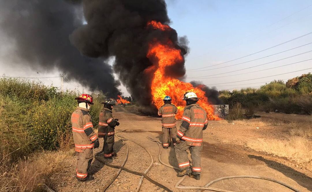 Bomberos de Neza apoyaron durante el incendio en Chamizal. Foto: Francisco Rodríguez/ EL UNIVERSAL