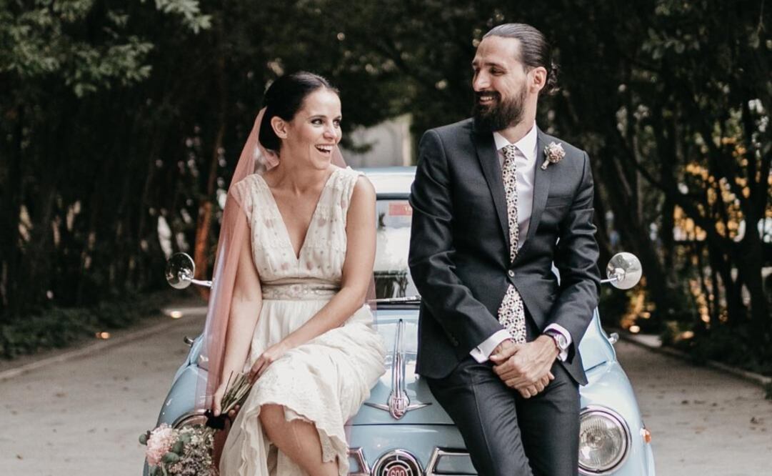 Belén se atrevió a lucir un hermoso velo color rosa en el día de su boda. Foto: Instagram kunydiamond_studio