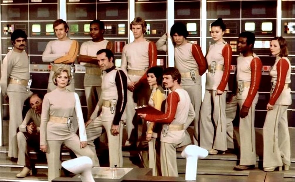 La serie de televisión británica "Space: 1999" diseñó los uniformes de la Base Lunar Alfa teniendo presentes las tendencias de la moda de los años 60. Pinterest.