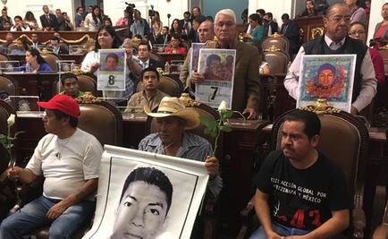 Padres de los 43 piden justicia por caso Ayotzinapa en tribuna del Congreso 