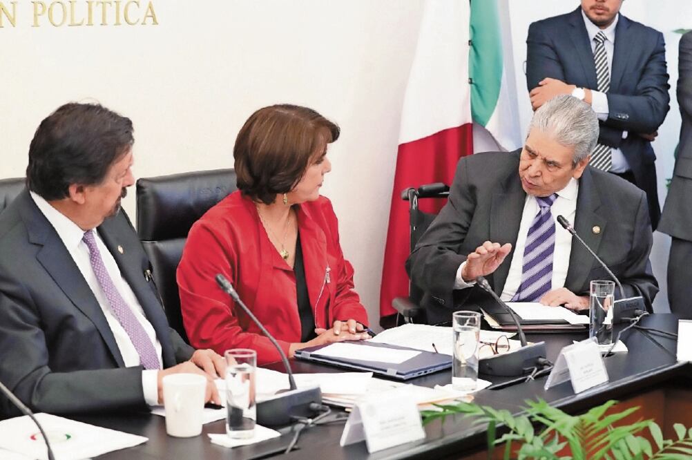 Carlos Aceves del Olmo (der.), secretario general de la CTM, informó que el PRI votará a favor de la reforma y señaló que propondrán ajustes de redacción. / SENADO