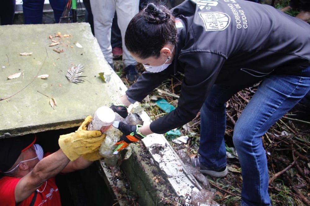 En el marco de las festividades del Día de Muertos, Claudia Sheinbaum realizó la jornada de Tequio en el camposanto. Foto: Gobierno de CDMX