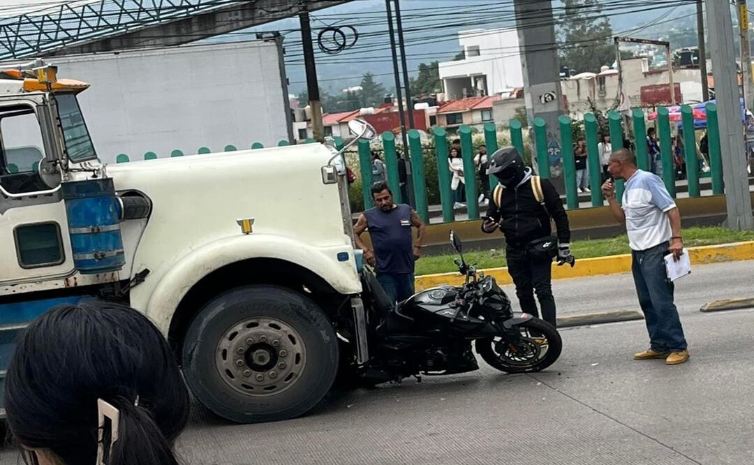 Motociclista se salva de ser aplastado por tráiler en la Vía López Portillo. Foto: Especial