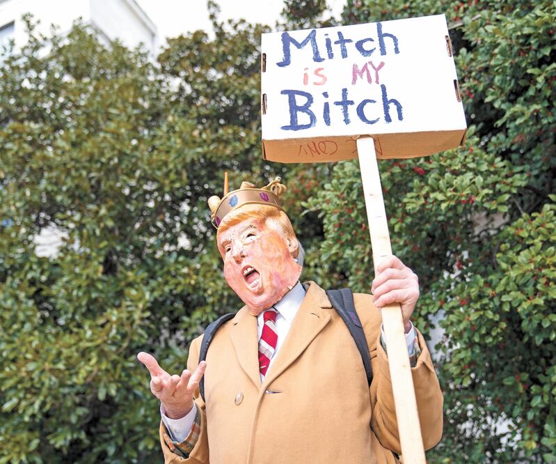 Burla. El activista David Barrows participó en una protesta para instar al impeachment a Donald Trump. JIM LO SCALZO. EFE