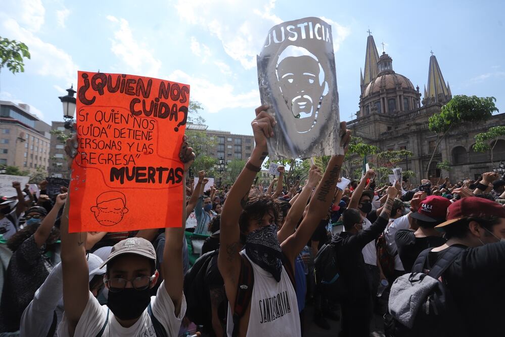 Uno de los agredidos por los policías, quienes buscaban impedir una manifestación en la fiscalía de Jalisco el viernes pasado, relata que a las 17:30 horas comenzaron a llegar camionetas sin placas con encapuchados a bordo. Foto: CARLOS ZEPEDA