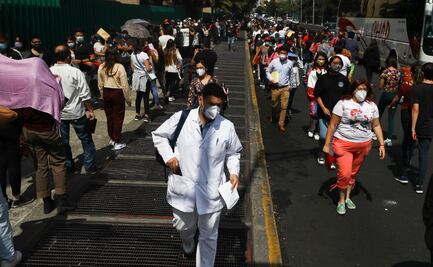Pese a largas filas y bajo el sol, con ímpetu jóvenes esperaron vacunarse contra Covid-19 en la CDMX