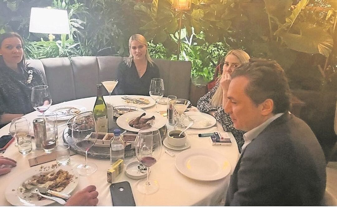 Emilio Lozoya fue captado el pasado sábado por la periodista Lourdes Mendoza cenando en un restaurante de lujo. Foto: Tomada de Twitter