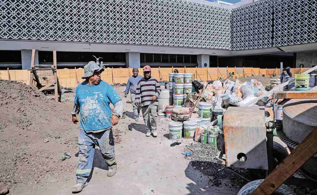 Por quinta ocasión se realizan trabajos de impermeabilización y cambio de piso en la explanada, debido a filtraciones. Foto: Gabriel Pano / EL UNIVERSAL