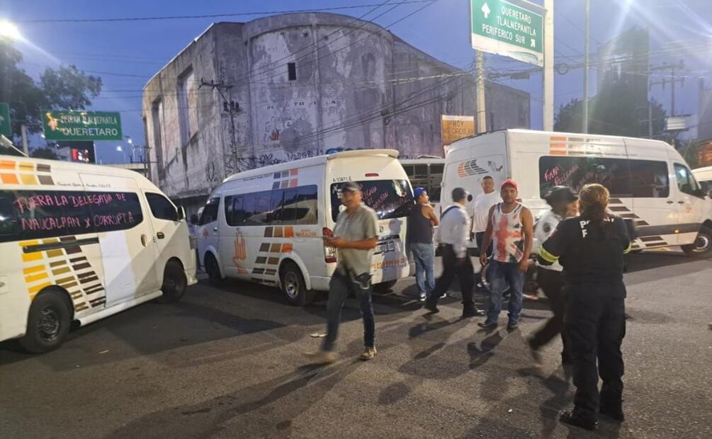 Esta protesta colapsa la circulación de miles de vehículos y pasajeros que regresan a sus casas, por lo que muchas personas caminan por Gustavo Baz con dirección a Tlalnepantla y viceversa, en busca de un transporte.  Foto: Especial