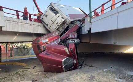 Tráiler queda colgando en puente vehicular de Tlalnepantla; no reportan lesionados