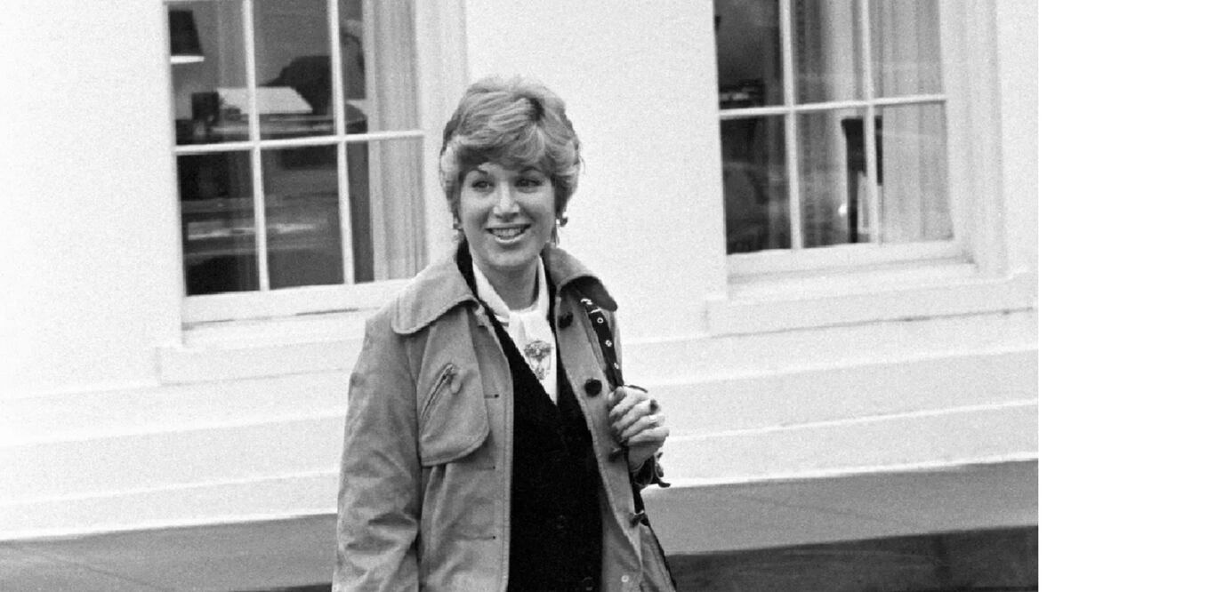 Jill Wine-Banks en los años setenta, frente a la Casa Blanca: “Mis amigos me alentaron a contar mi historia”, explica hoy. FOTO: La Nación/GDA