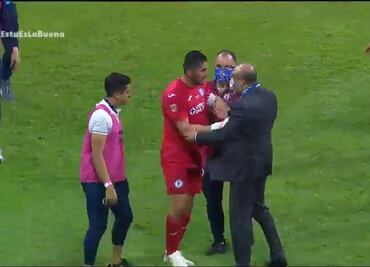 ¿Jesús Corona debe ser sancionado por agredir a comisario de la Liga MX?