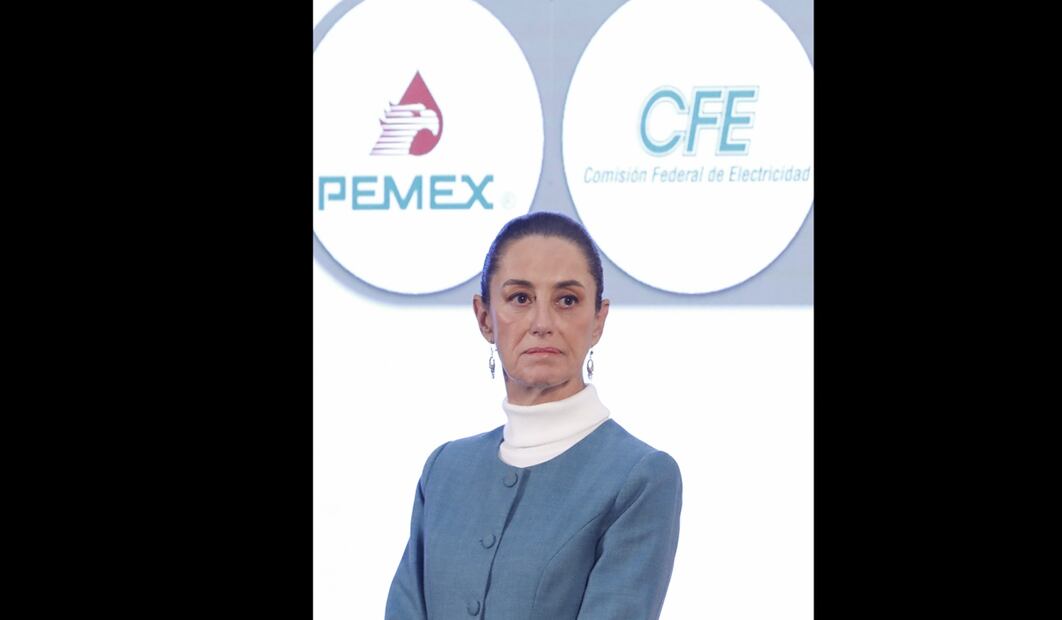 Luego de firmar los decretos para que Pemex y CFE vuelvan a ser empresas pública, así como la reforma en materia ferroviaria para usar vías férreas en trenes de pasajeros, la Mandataria federal señaló que “regresan a ser empresas del pueblo de México”, además que hay espacio para la inversión privada. Foto: EFE