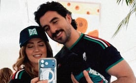 Andrea Legarreta y Erik Rubín celebran con sus parejas e hijas la victoria del Tri