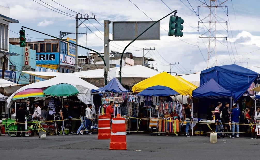 Recorrido el tianguis ubicado en la avenida Texcoco, en el límite de Nezahualcóyotl e Iztapalapa donde se lleva a cabo un programa para la recuperación de espacios públicos y ordenamiento. Foto Hugo Salvador El Universal 