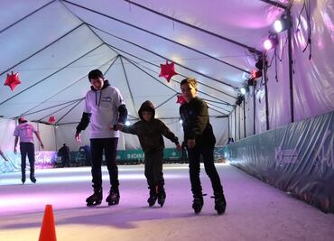 Instalan pista de hielo en parque del Mirador en Badiraguato, Sinaloa