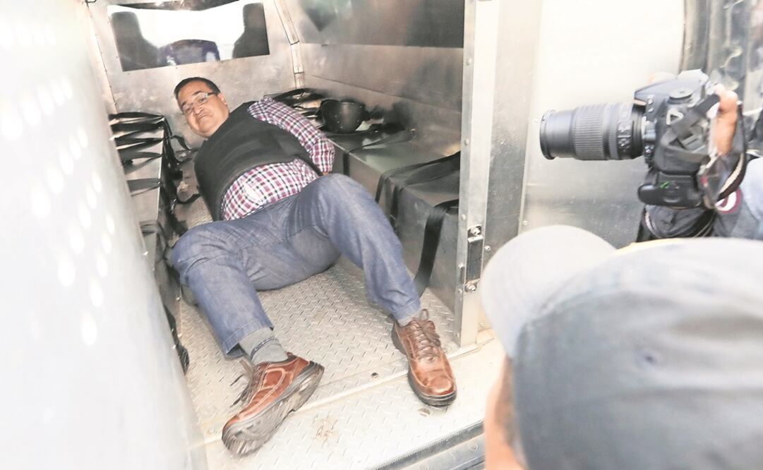 Javier Duarte, ex-gobernador de Veracruz, a su salida de tribunales donde tuvo su audiencia en Guatemala, en abril de 2017. Foto: Luis Cortes. Archivo/ EL UNIVERSAL