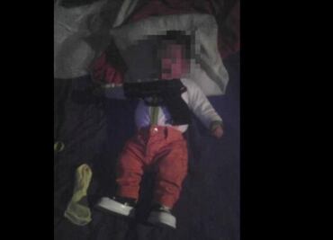 Ponen pistola a bebé y suben foto en FB