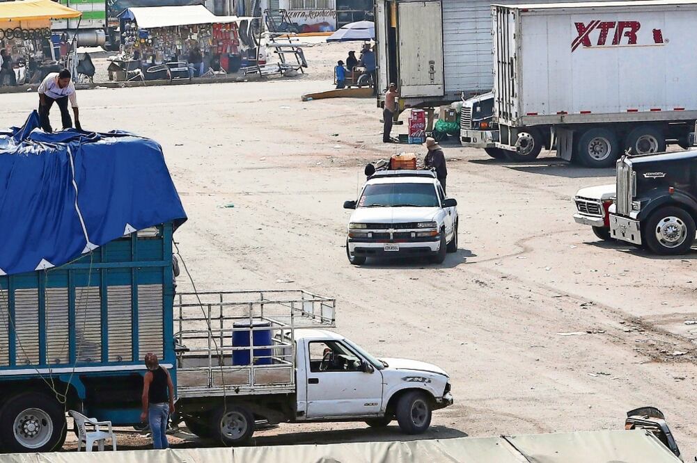 En camionetas de reciente modelo, pick up y hasta camiones de carga, los huachicoleros comercian el combustible sustraído de ductos de Pemex (ARIEL OJEDA)