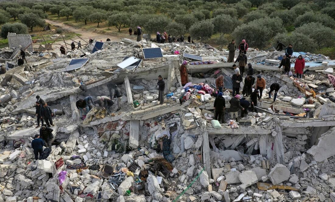 Socorristas y residentes buscan entre los escombros de los edificios derrumbados por un temblor en la ciudad de Harem, cerca de la frontera turca. Foto: AP