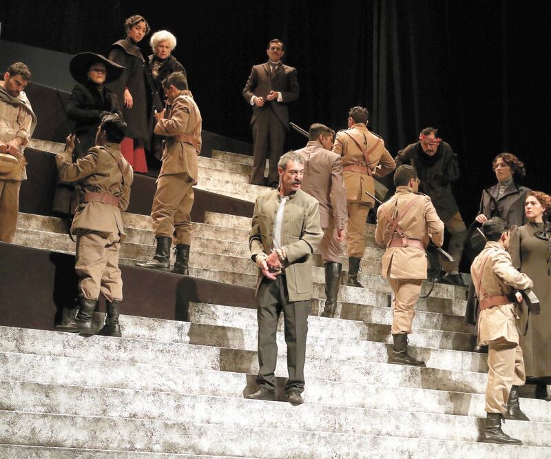 La escenografía despliega en sólo 7 metros de profundidad unas largas escaleras; ahí se desarrollan los hechos. Fotos: CARLOS MEJÍA. EL UNIVERSAL