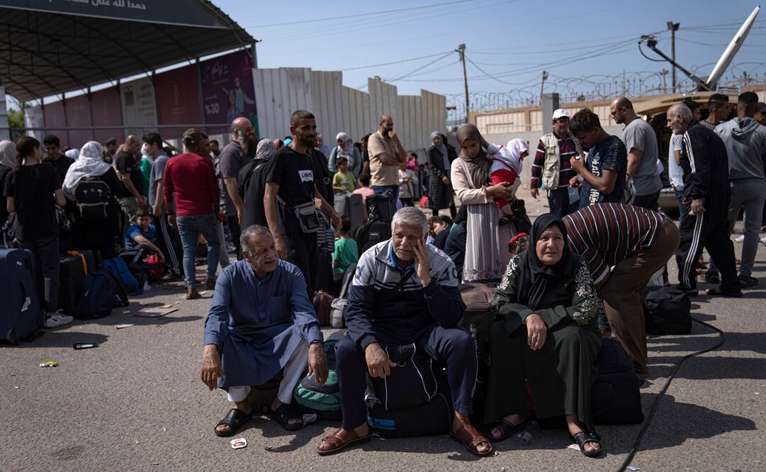 Palestinos esperan para cruzar a Egipto en el cruce fronterizo de Rafah en la Franja de Gaza el lunes 16 de octubre de 2023. Foto: AP