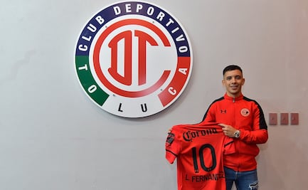 Leo Fernández muestra sus dotes de cantante en su presentación con Toluca