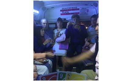 Captan en video a pasajeros de combi que juegan UNO 