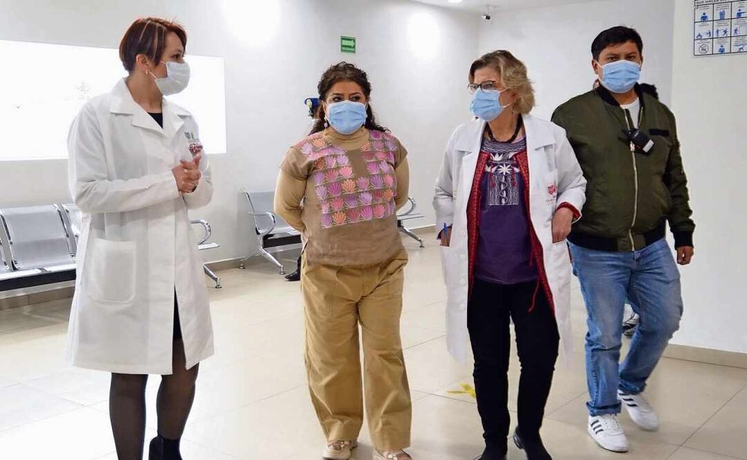 Clara Brugada y la secretaria de Salud visitaron el hospital de Topilejo para conocer su situación. Foto: Especial