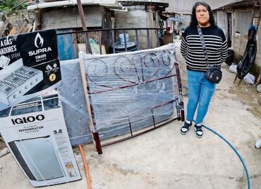 Dan colchones y estufas a afectados en el río Verde