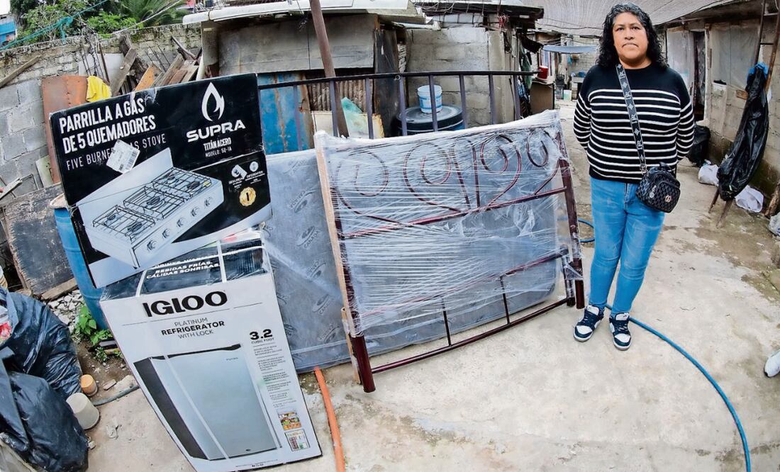 El ayuntamiento entregó un refrigerador, una base de cama, un colchón y una estufa. Foto: Especial