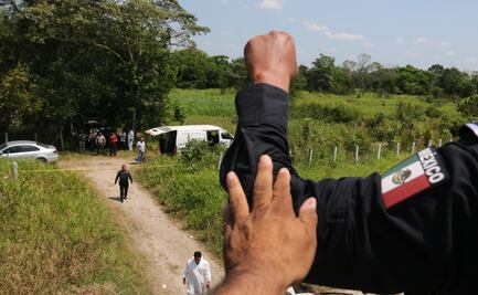 Policía agrede a fotógrafo de EL UNIVERSAL en muletas; intentaba capturar la escena de un crimen en Tabasco