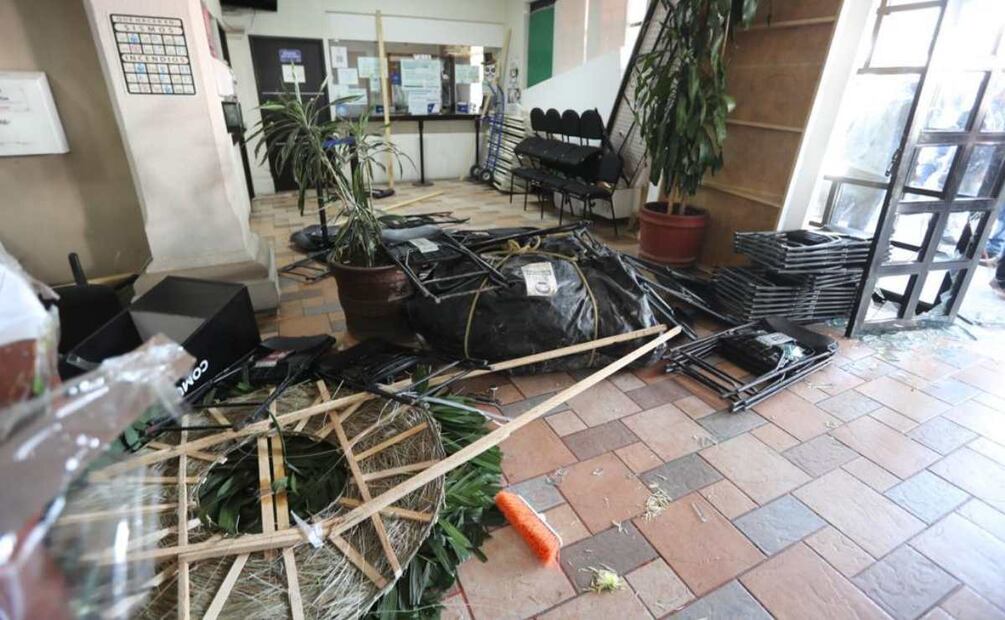 Pobladores irrumpen en alcaldía de Ocoyoacac. Foto: Jorge Alvarado. EL UNIVERSAL