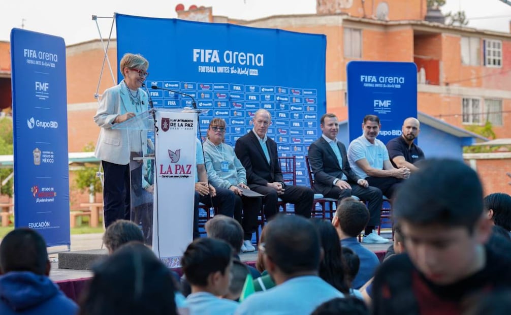 La alcaldesa agradeció la presencia de Hierro y Stoichkov, a quienes calificó como leyendas del fútbol mundial. Foto: Especiales.