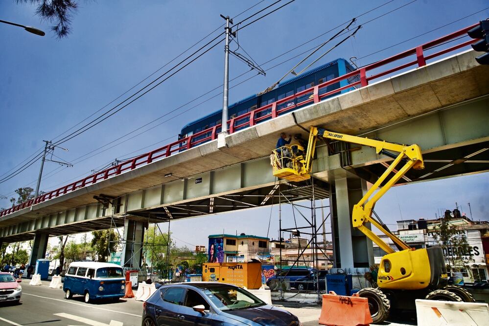 A unos metros de la estación Meyehualco del Trolebús Elevado, personal soldaba estructuras de metal debajo de la ballena que soporta el paso del transporte, por lo que estacionaron grúas en un carril de la avenida Ermita Iztapalapa. Foto: Germán Espinosa/ EL UNIVERSAL