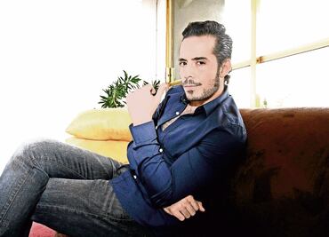 José Madero ahora hasta besa a sus fans