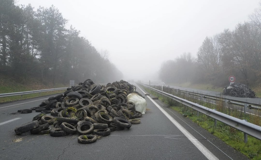 Neumáticos en una autopista durante un bloqueo, cerca de Agén, en el suroeste de Francia, el sábado 27 de enero de 2024. Foto: AP