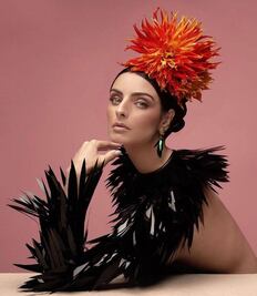 Aislinn Derbez se cubre de plumas para portada de revista 