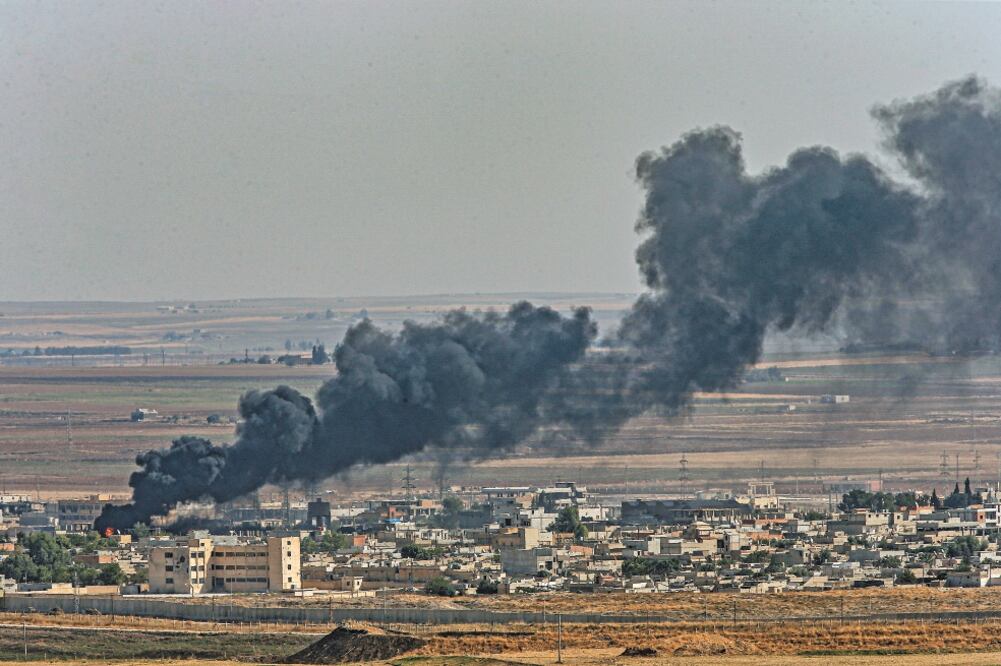 La ciudad siria de Ras al-Ayn fue bombardeada ayer por las fuerzas turcas. Desde la frontera en Ceylanpinar, provincia turca de Sanliurfa, se podía apreciar el humo de las llamas. EMRAH GUREL. AP 