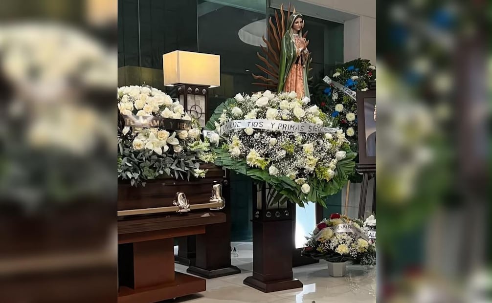 Familiares y amigos dan el último adiós al influencer César Gastélum en Sinaloa; será sepultado en la ciudad de Guamúchil .
Foto: Especial.