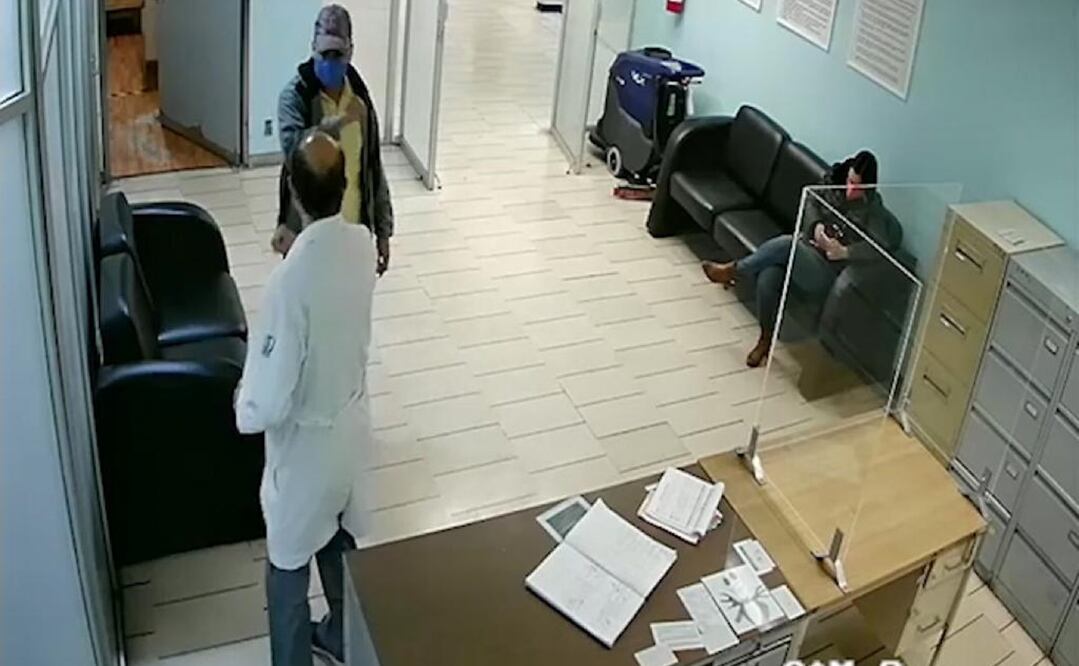 Las cámaras de seguridad captaron la llegada del hijo del director al hospital para ser vacunado. Foto: TOMADA DE VIDEO