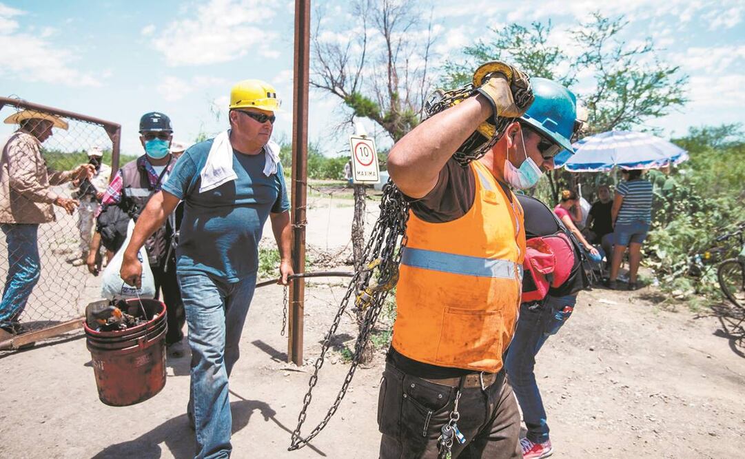 Trabajadores durante las labores de rescate de ayer en la mina Micarán, en Múzquiz. Foto: EFE.