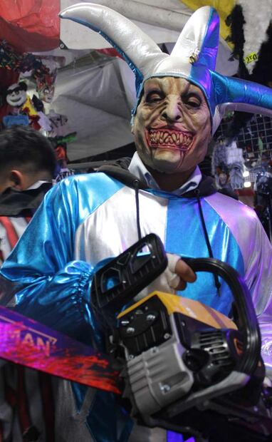 No te espantes, es sólo un terrorífico disfraz de un arlequín con una cierra. Caracterización de David por Mireliz (29/10/2024). Foto: Alejandra Ortiz / EL UNIVERSAL