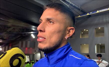 Carlos Salcedo defiende a Sebastián Jurado en Cruz Azul