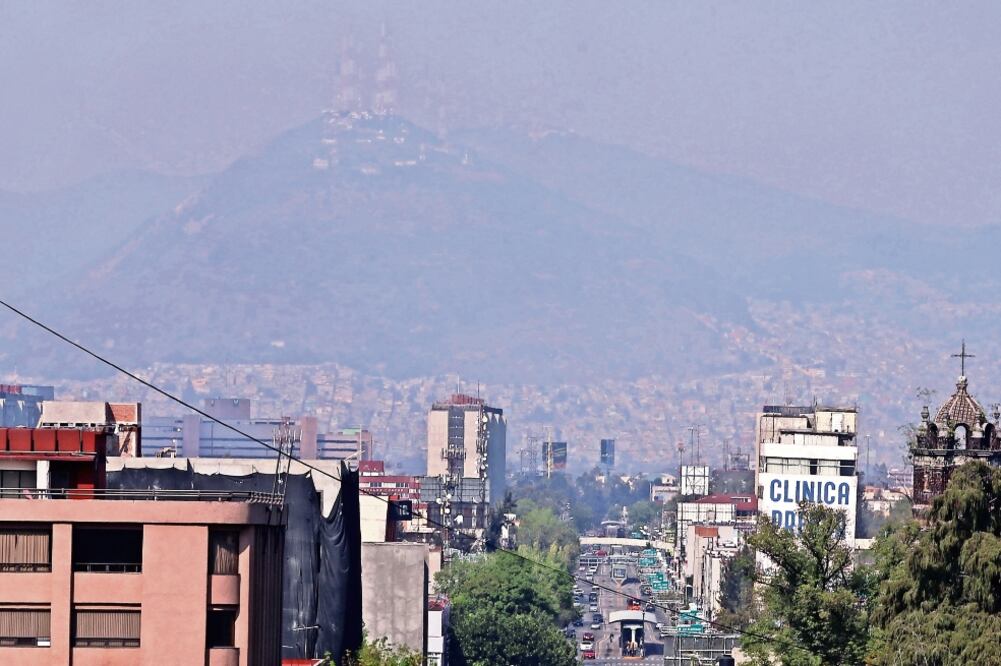 La quema de cohetes y la temperatura que alcanzó 23 grados centígrados, más la baja probabilidad de lluvia y vientos débiles favorecieron la contaminación (BERENICE FREGOSO. EL UNIVERSAL)